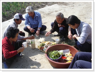 잠시 짬을 내어 맛보는 새참과 막걸리 